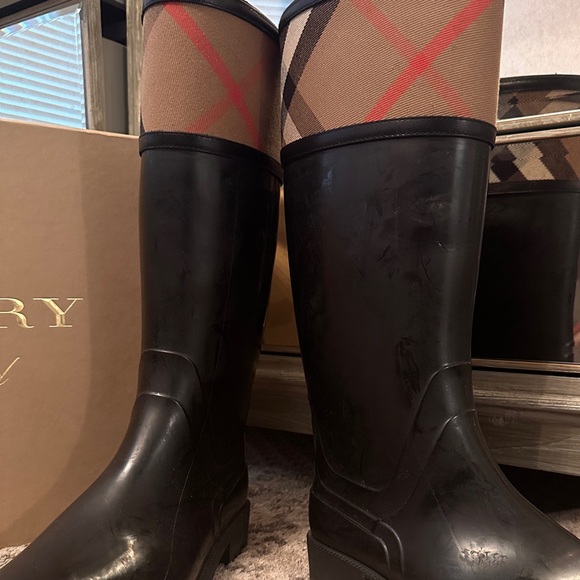 Barely worn Burberry Rain boots - Picture 2 of 5